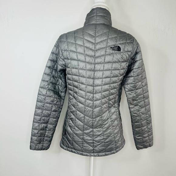 The North Face Women's Silver Quilted Puffer Jacket - Picture 6 of 8